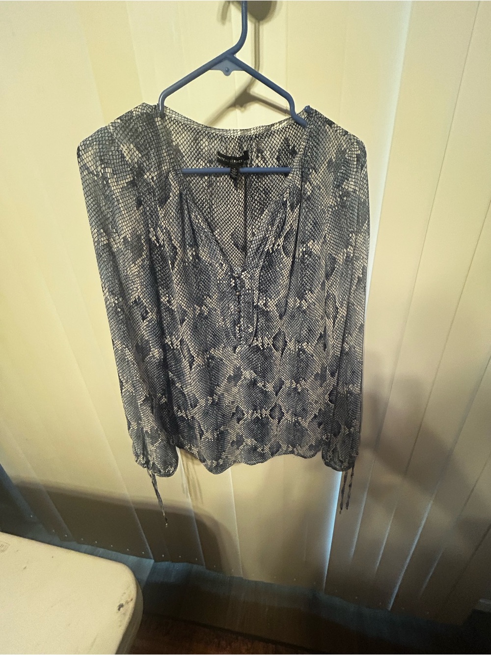 Snake-Print Long Sleeve V-Neck Blouse - Blue/White